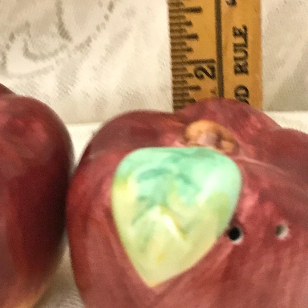 Ceramic Apple Salt and Pepper Shakers,‎ Apple Shaped Fruit Kitchen Decoration - Picture 6 of 6